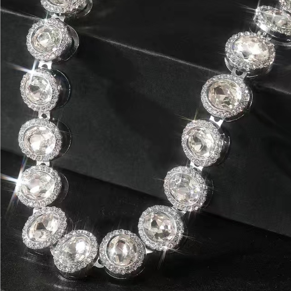 New and beautiful necklace - Picture 3 of 5